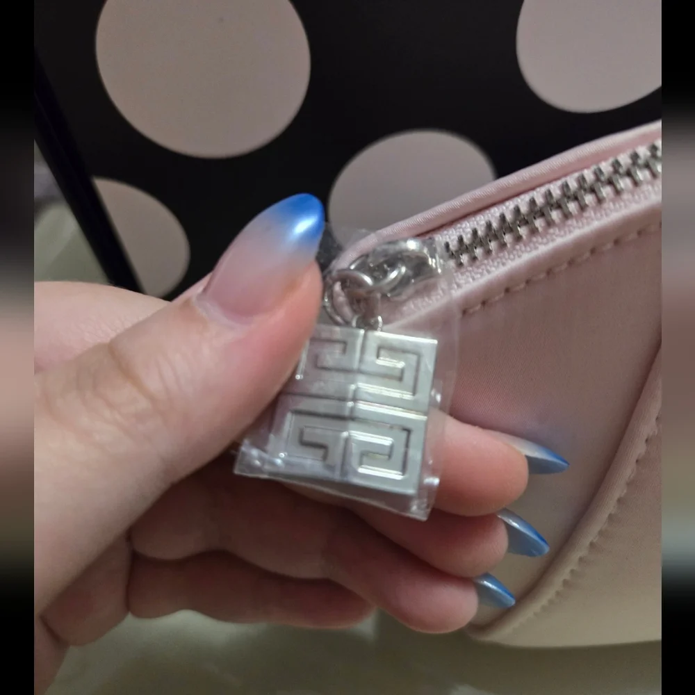 ✨️Givenchy Pouch✨️ - Picture 3 of 3